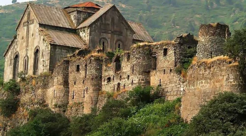 Zarni Parni Cave Castle